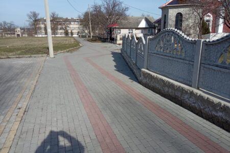 В селе Бэхринешть строят новые тротуары у церкви, гимназии и вдоль трассы